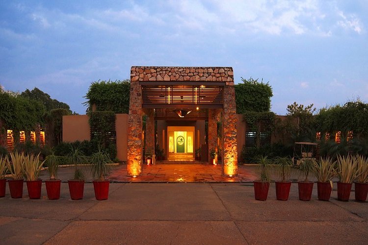Lemon Tree Suites Manesar rooms and café